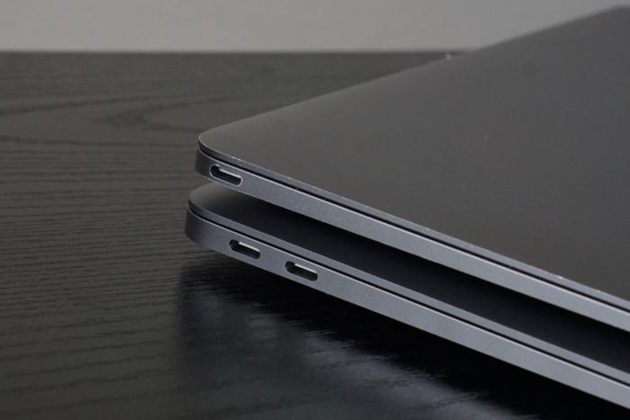 2개의 썬더볼트 3 포트는 1개(12인치 맥북)보다 좋지만, USB-A를 완전히 뺀 것이 아쉽다. 